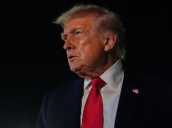 us praesident donald trump spricht zu reportern bevor er die air force one am palm beach international airport besteigt