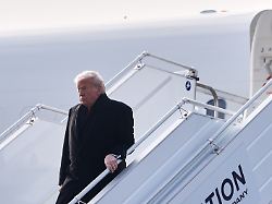 us praesident donald trump verlaesst die air force one nach der ankunft am internationalen flughafen zuerich zum weltwirtschaftsforum