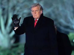 us praesident donald trump winkt den medien zu als er am weissen haus unterwegs ist 1