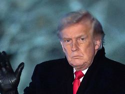 us praesident donald trump winkt den medien zu als er am weissen haus unterwegs ist