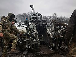 ukrainische soldaten beim beschuss russischer stellungen nun mussten sie sich aus der stadt siwersk im norden der region donbass zurueckziehen