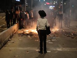 ultraorthodoxe juedische maenner protestieren vor einer rekrutierungsstelle in jerusalem gegen die einberufung in die israelische armee