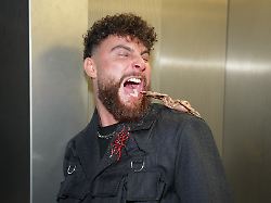 umut tekin bei der abreise zur rtl sendung ich bin ein star holt mich hier raus dschungelcamp 2026 am flughafen frankfurt