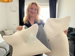 unsere testerin zeigt verschiedene memory foam kissen