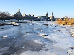 vereist ist das elbufer vor der historischen altstdtkulisse