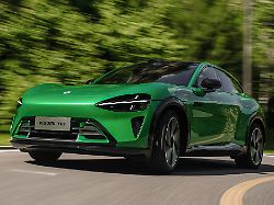 vergleichen mit dem flachen ist su7 ist der yu7 nicht nur das modernere sondern naturgemaess auch das geraeumigere auto