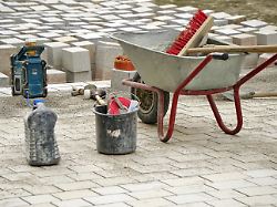 verlegung von strassen pflastersteinen in handarbeit baustelle mit schubkarre