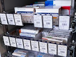 verschiedene medikamente liegen in einem medikamentenschrank auf einer station im krh klinikum siloah