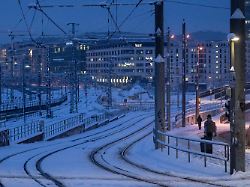 verschneite stadtbahngleise sind vor buerogebaeuden zu sehen