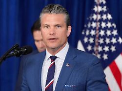 verteidigungsminister pete hegseth spricht in mar a lago in palm beach