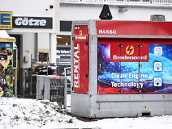 vor einem supermarkt steht ein stromgenerator zehntausende menschen im suedwesten der hauptstadt haben keinen strom