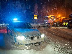 waehrend ein streufahrzeug den kreuzungsbereich an der auffahrt zur a6 bei nuernberg raeumt sperrt die polizei die zufahrt 4