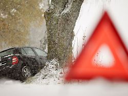 wenn es kracht gilt zuerst warnblinker einschalten warnweste anlegen und das warndreieck aufstellen