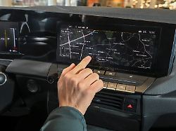 wer auf dem touchscreen waehrend der fahrt umstaendlich nach funktionen suchen muss ist vom verkehrsgeschehen abgelenkt