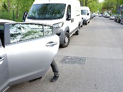 wer seine tuer zur strasse hin oeffnet muss aufpassen dass er dabei niemanden gefaehrdet