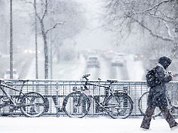 wer wegen winterlicher strassenverhaeltnisse nicht zur arbeit erscheint erhaelt fuer die ausgefallene zeit keinen lohn das wegerisiko liegt bei den beschaeftigten