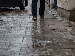 werden vereiste gehwege nicht gestreut machen eigentuemerinnen und eigentuemer sich schadenersatzpflichtig sollten passanten stuerzen