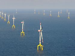 windraeder drehen sich am 26 08 2013 im hochseewindpark bard offshore 1 nordwestlich von borkum niedersachsen