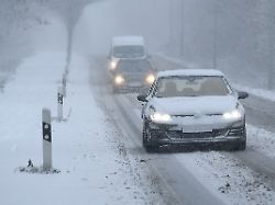 wintereinbruch im ruhrgebiet autofahrer fahren am 07 01