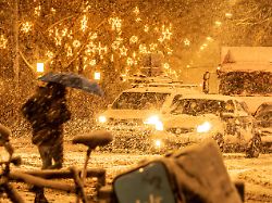 wintereinbruch mit starkem schneefall ganz hamburg ist weiss autoverkehr morgens um 7 30 uhr am ballindamm flockenwirbel hamburg 2 januar 2026 deutschland hamburg 2