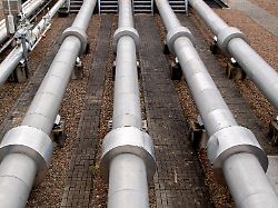 zahlreiche rohre verlaufen an einer technischen anlage zur verdichtung von erdgas auf dem gelaende des erdgasspeichers rehden der sefe storage gmbh