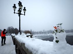 zahlreiche kleine und winzige schneefiguren stehen auf einer mauer der krugkoppelbruecke an der alster die kleinen eisigen kunstwerke sind zum teil liebevoll gestaltet
