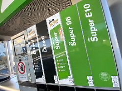 zapfsaeule mit den verschiedenen treibstoffen