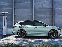 zeit fuer neue energie ein skoda enyaq fuellt seine batterie an einer ladesaeule