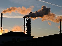 zuckerfabrik abluftfahnen juelich 26 12 2025 abluftfahnen der zuckerfabrik pfeifer langen der kondensierende wasserdampf wird durch die untergehende sonne eingefaerbt