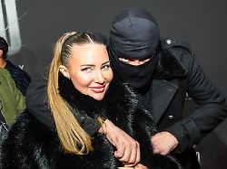 abb haftbefehl nina anhan mit aykut anhan mit sturmhaube zu gast auf dem roten teppich des special screening event dem netflix doku highlight babo die haftbefehl story in der astor film lounge am 24 10