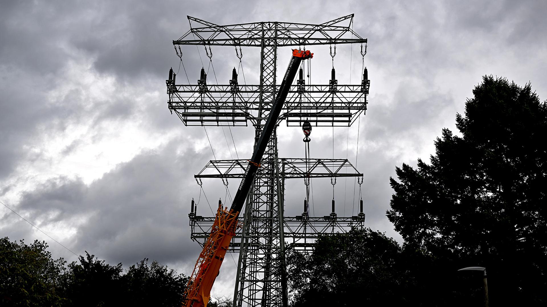 bauarbeiten strommast 100