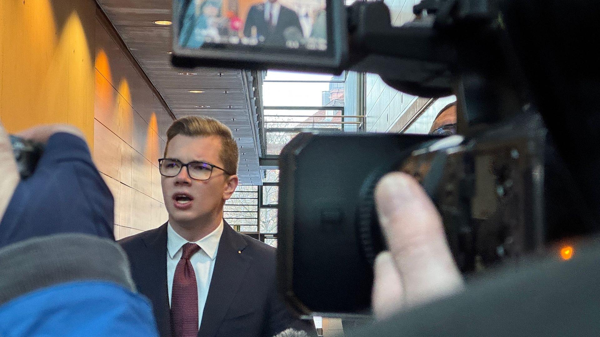 br daniel halemba am ersten verhandlungstag am amtsgericht wuerzburg 100