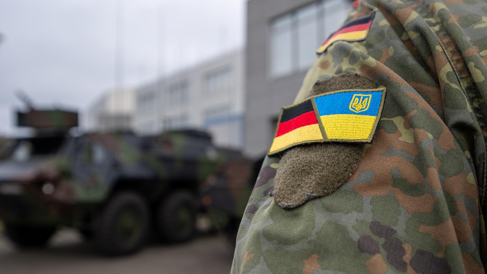 bundeswehrsoldat abzeichen deutsche ukrainische flagge 100