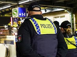 cntv massiver einsatz der polizei bei persohnen kontrollen am hamburger hauptbahnhof 14 11 1