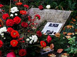 cntv schmidtgrab am 10 todestag von alt bundeskanzler helmut schmidt liegt ein frischer kranz gesteck rote blumen der spd hamburg zur erinnerung auf seinem grab 10 11