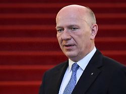 dpatopbilder 08 01 2026 berlin der regierende buergermeister von berlin kai wegner cdu empfaengt sternsingerinnen und sternsinger des bundes der deutschen katholischen jugend im roten rathaus