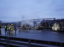 dpatopbilder 23 01 2026 nordrhein westfalen paderborn ausgebrannte fahrzeuge stehen nach einer durch glaette ausgeloesten unfallserie mit mehreren toten und vielen verletzten auf der a44