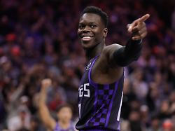 dpatopbilder 27 12 2025 usa sacramento basketball nba sacramento kings dallas mavericks hauptrunde hauptrunde partien 66 spieltag dennis schroeder guard der sacramento kings reagiert nach einem foul
