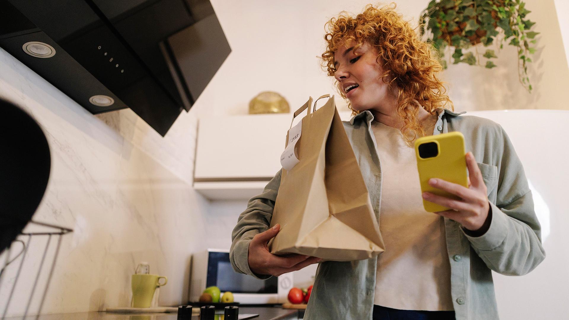 frau einkauf handy 100