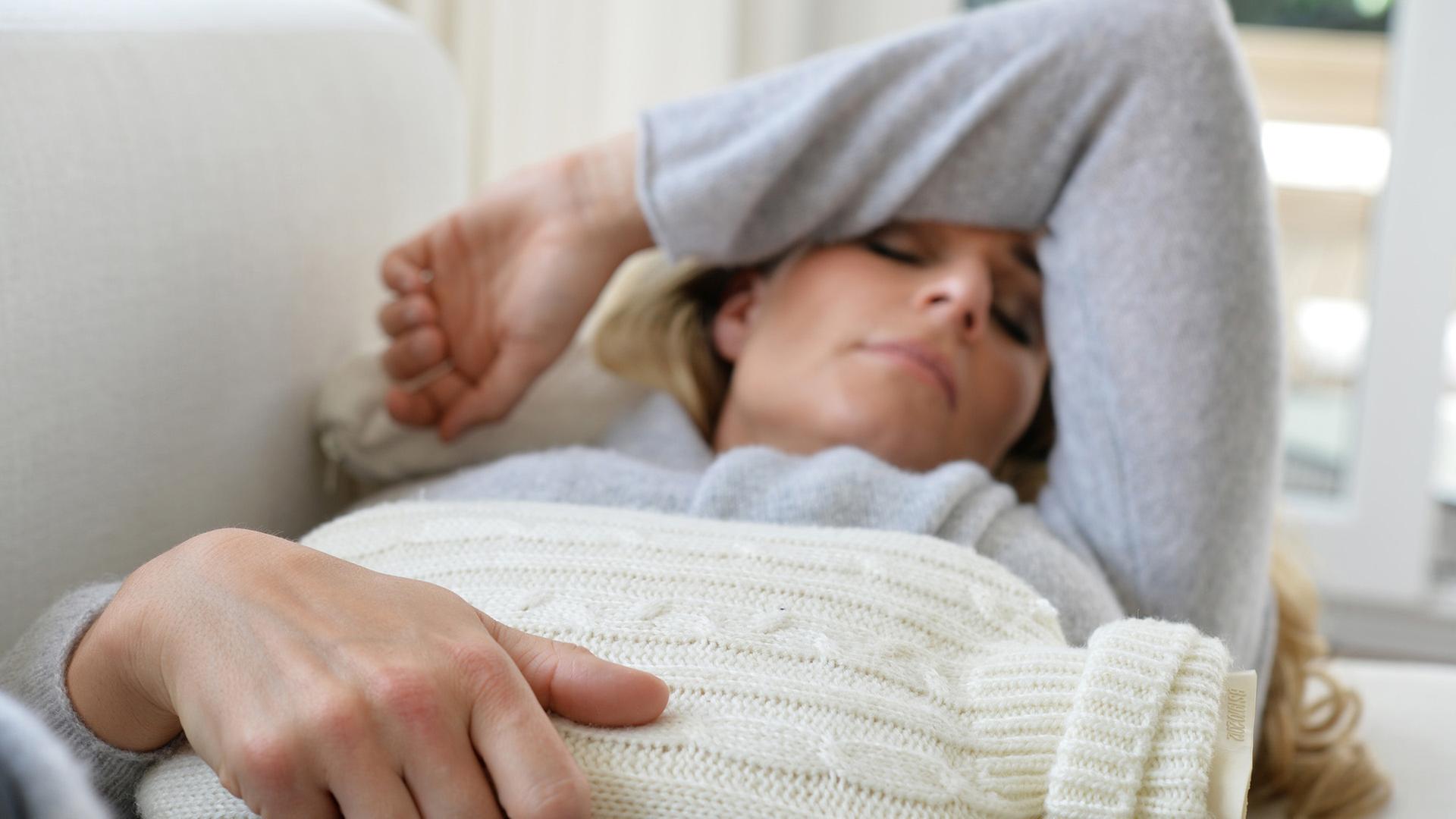 frau warmflasche 100