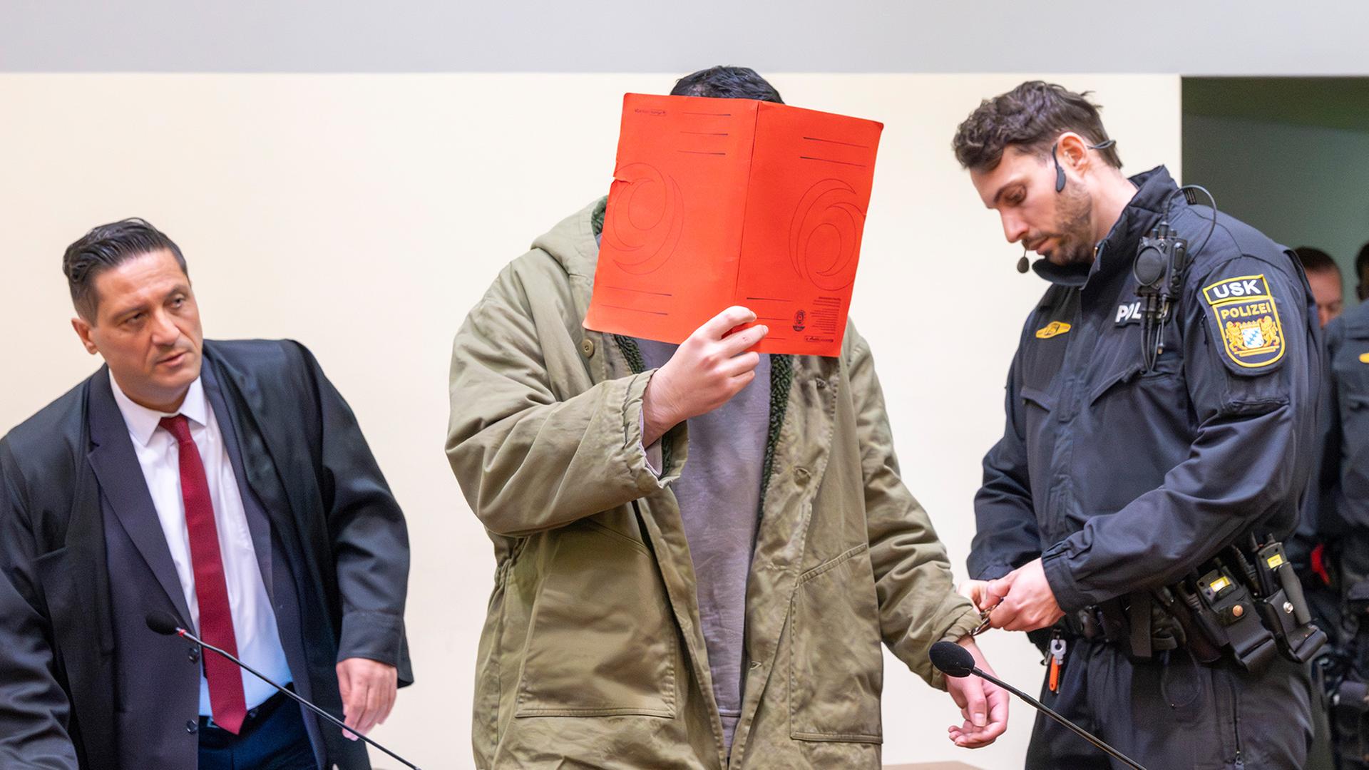 gericht angeklagter 100