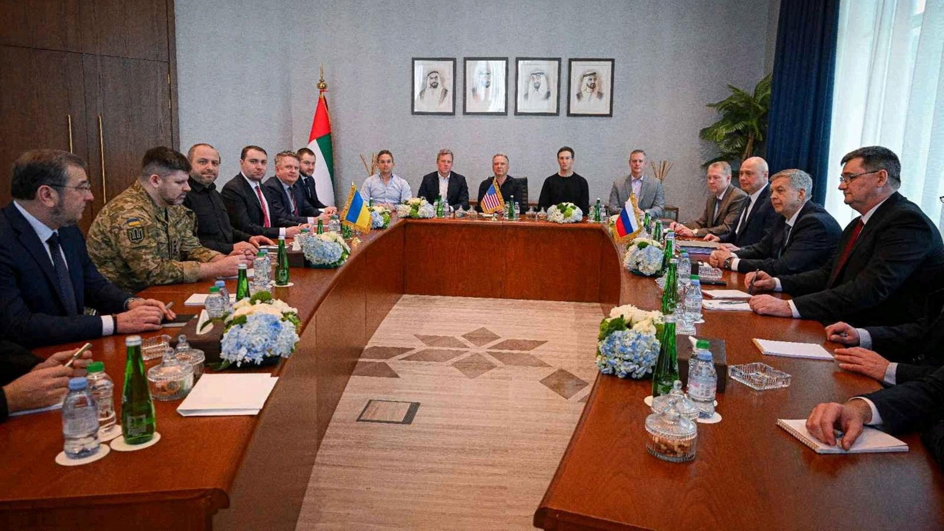 gespraechsrunde delegationen abu dhabi 100