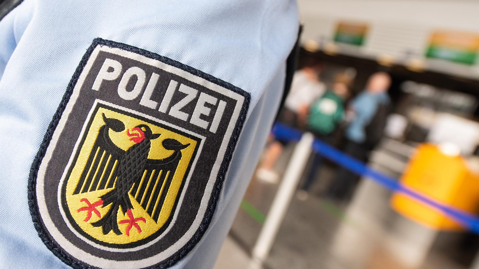 hr am flughafen nahm die polizei die beiden maenner am donnerstag fest 100