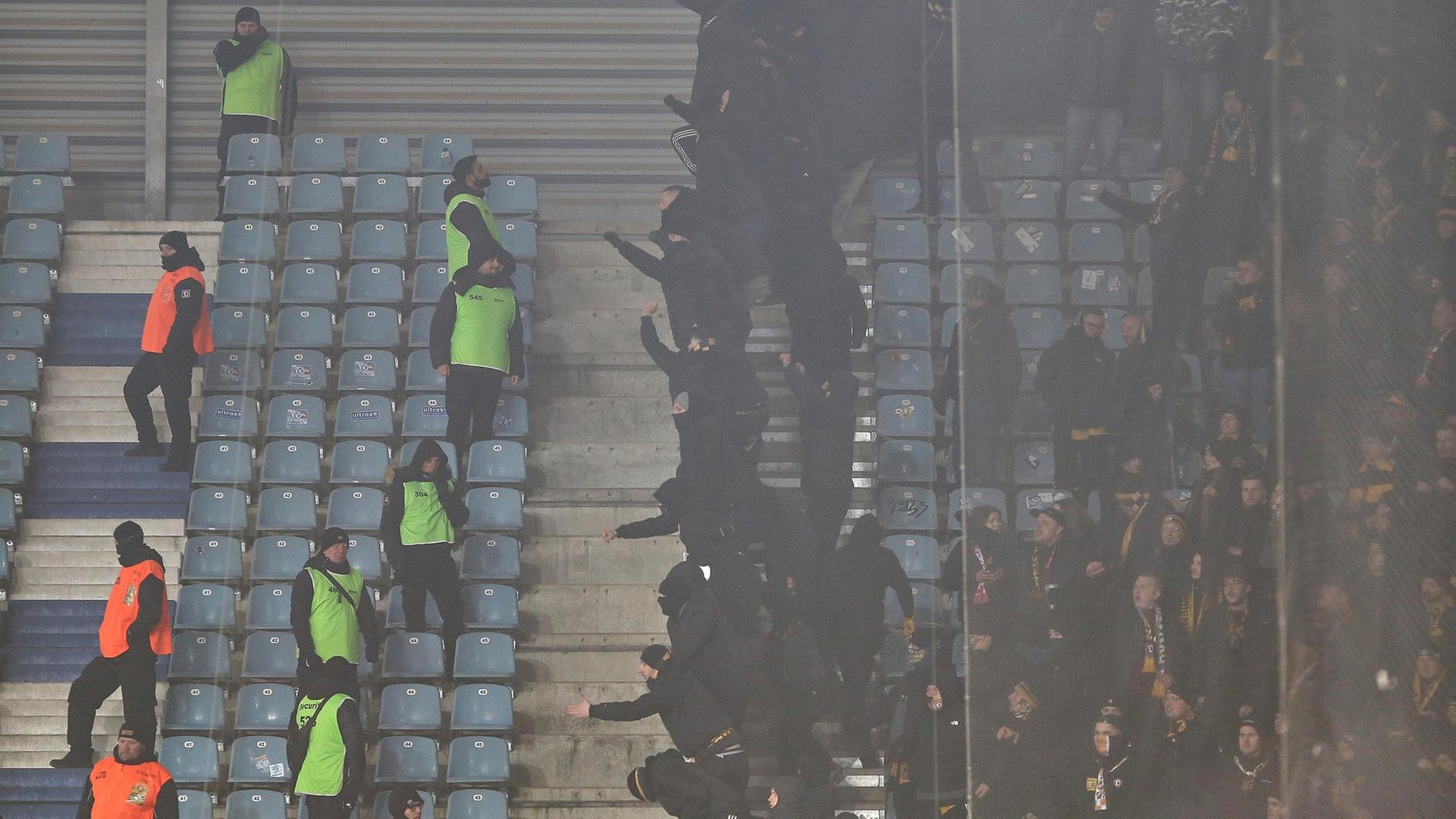 mdr fans gestikulieren aus ihrem block in richtung mehrerer ordnnungskraefte 104