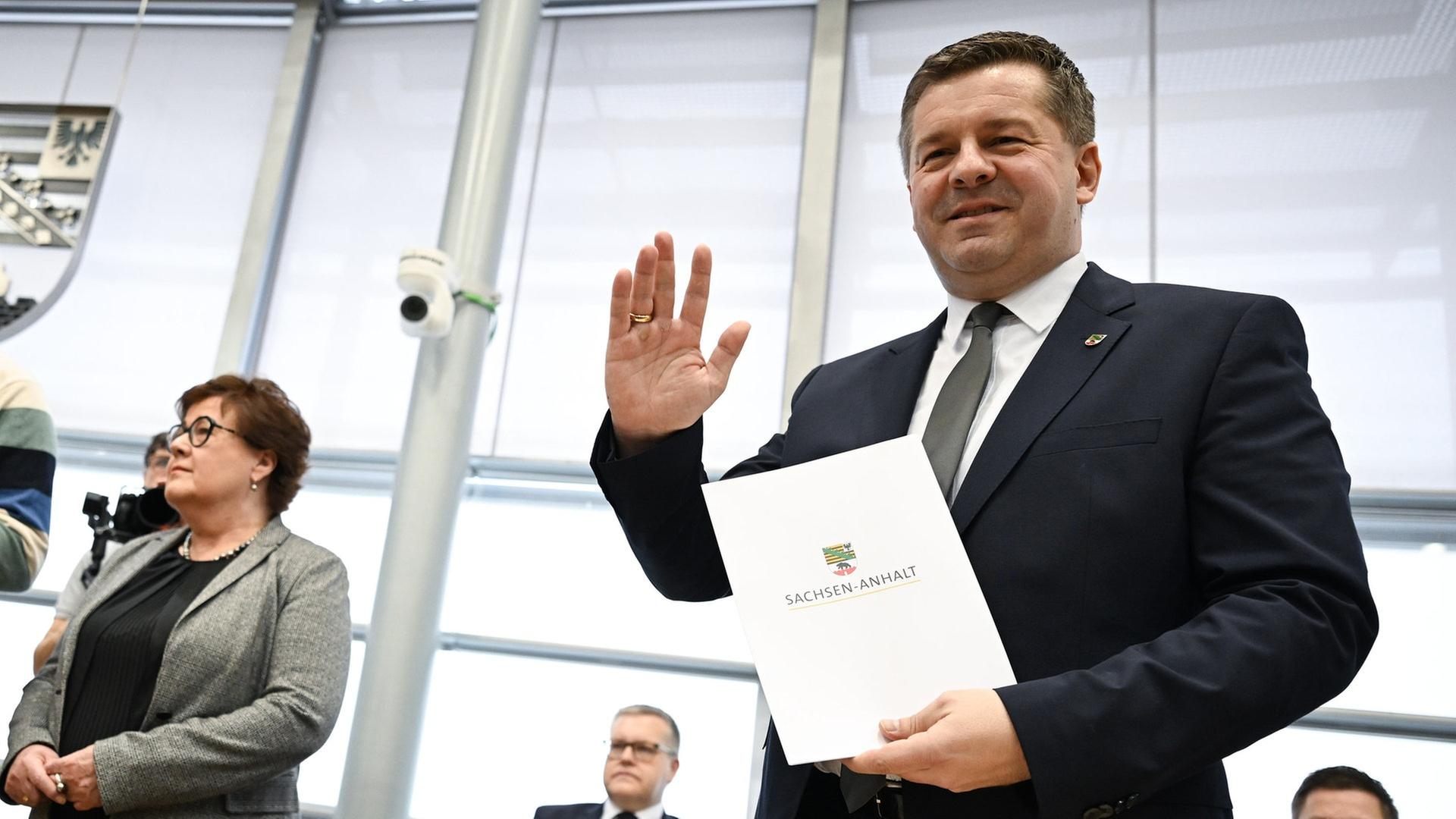 mdr sven schulze cdu ministerpraesident von sachsen anhalt reagiert im landtag nach seiner wahl 100