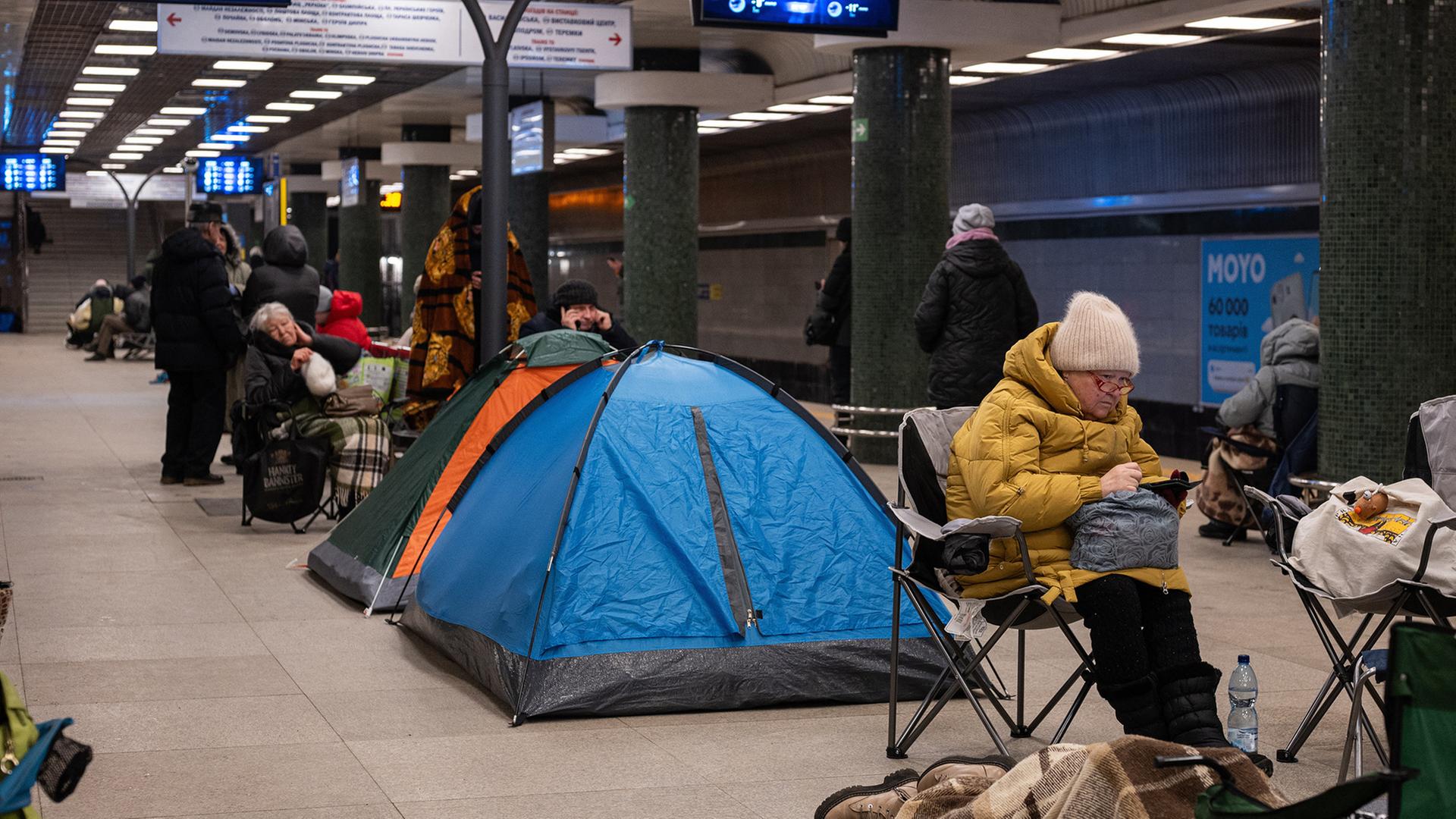 menschen u bahn station zelte 100