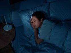 people relax and comfort concept young african american woman sleeping in bed at home at night modellfreigabe vorhanden