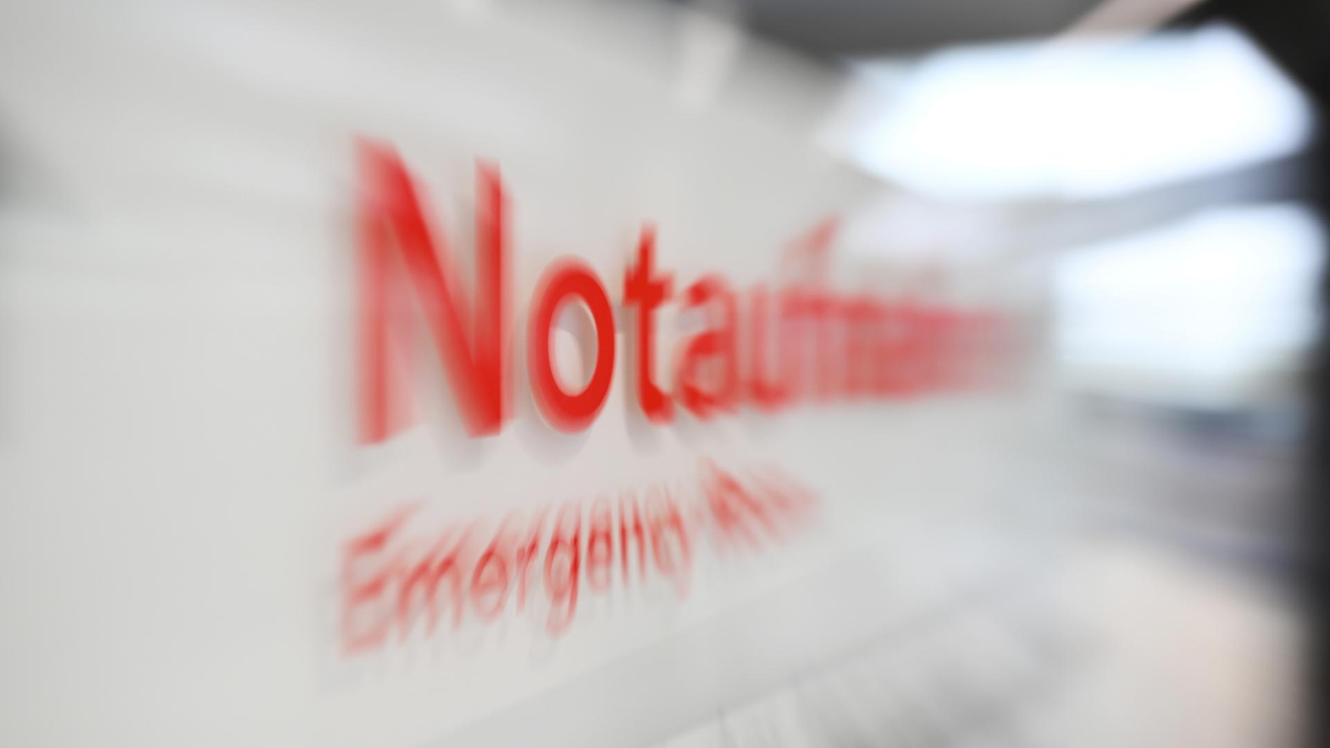 schild notaufnahme 100