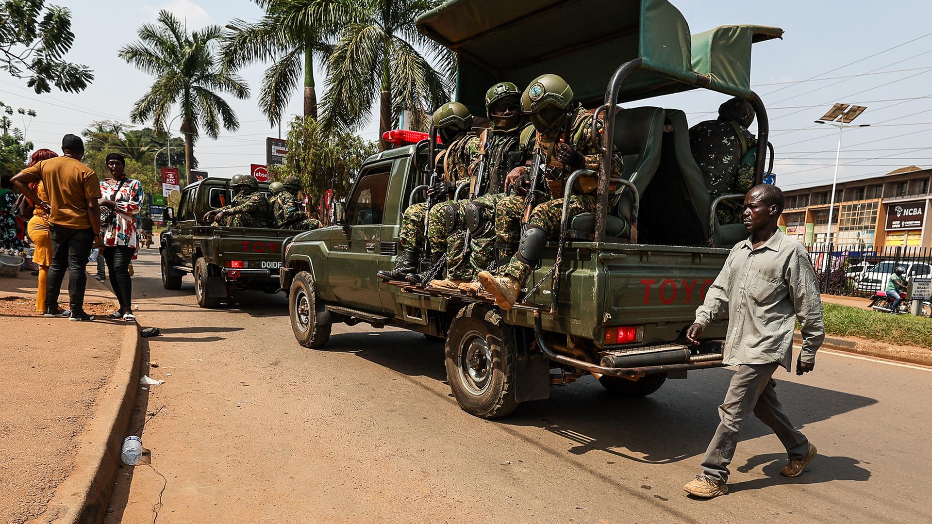 sicherheitskraefte kampala 100