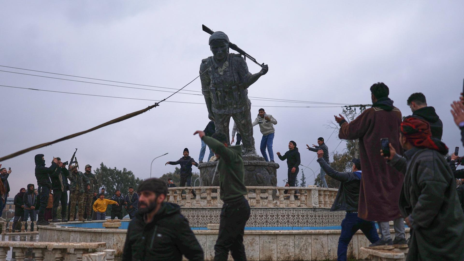 statue rojava 100